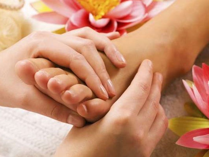 Relax and float in a world of relaxation, tranquility and healing at the same time through this rejuvenating foot massage treatment.
