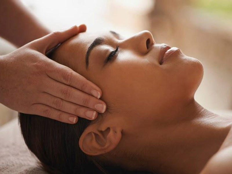 A relaxing holistic treatment,  it aims to relieve stress that has accumulated in the tissues, muscles and joints of the head, neck and shoulders through a gentle but firm massage with special oils.